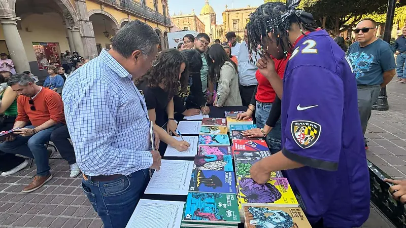 Jóvenes de entre 15 y 30 años consiguieron hasta libros.